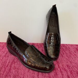 The Flexx Slip On Wedge Loafers Patent Leather Croc Embossed Bronze Brown Size 9